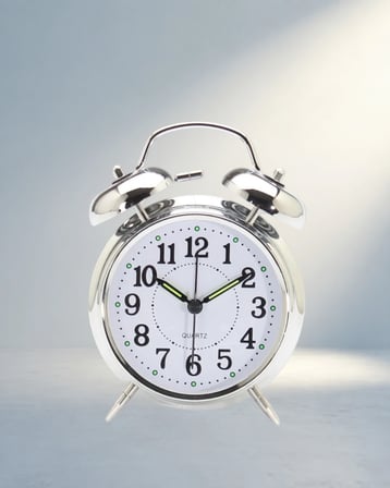 Şık Işıklı Alarmlı Masa Saati 12 Cm Gümüş Renk