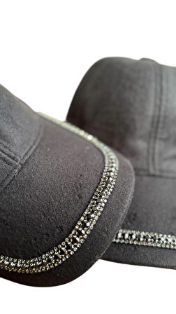 Taş Detaylı Siyah Süet Şapka – Parlak Siyah Taşlı