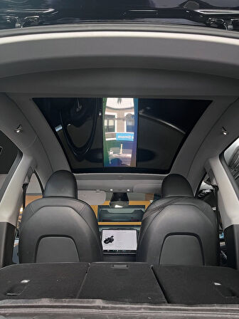 TESLA MODEL Y İÇİN UYUMLU ELEKTRİKLİ TAVAN PERDESİ