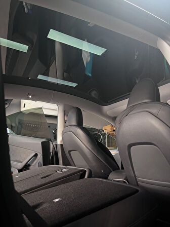 TESLA MODEL Y JUNİPER İÇİN UYUMLU ELEKTRİKLİ TAVAN PERDESİ