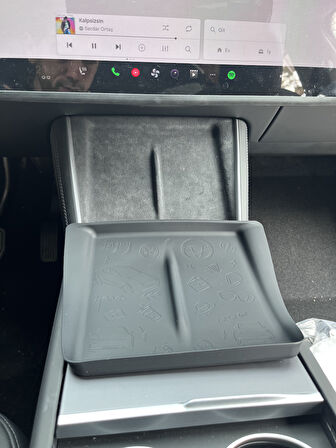 TESLA MODEL Y İÇİN UYUMLU KABLOSUZ SARJ BÖLMESİ KAYDIRMAZ SLİKON KAPLAMA