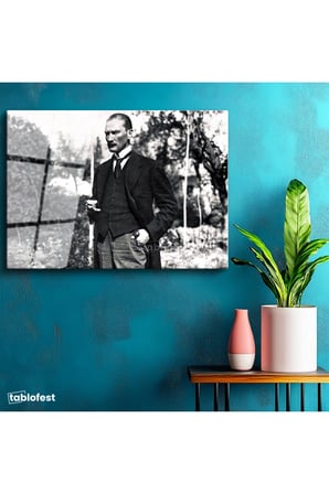 Tamperli Gerçek Cam Tablo Atatürk Bahçede Bastonlu Duruş Atatürk Tablosu Duvar Dekoru