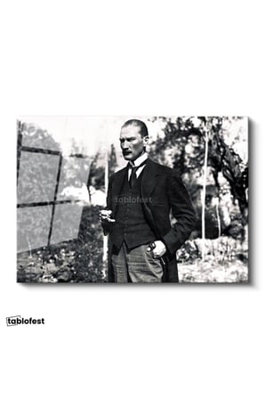 Tamperli Gerçek Cam Tablo Atatürk Bahçede Bastonlu Duruş Atatürk Tablosu Duvar Dekoru