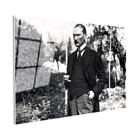 Tamperli Gerçek Cam Tablo Atatürk Bahçede Bastonlu Duruş Atatürk Tablosu Duvar Dekoru
