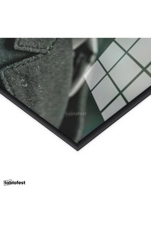Siyah Renk Metal Çerçeveli Tamperli Cam Tablo Atatürk Asil Duruş Palto Atatürk Tablosu Duvar Dekoru