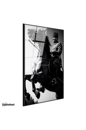 Siyah Renk Metal Çerçeveli Tamperli Cam Tablo Atatürk Üniformalı Şahlanan At Atatürk Tablosu Duvar Dekoru