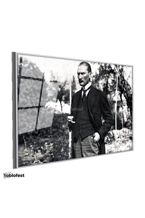Gümüş Renk Metal Çerçeveli Tamperli Cam Tablo Atatürk Bahçede Bastonlu Duruş Atatürk Tablosu Duvar Dekoru