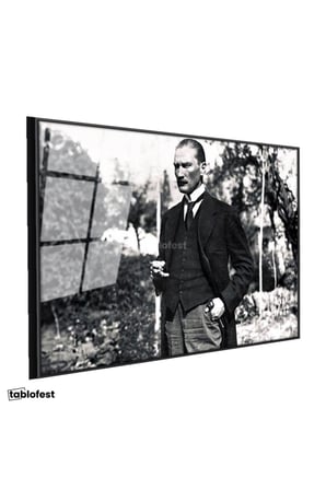 Siyah Renk Metal Çerçeveli Tamperli Cam Tablo Atatürk Bahçede Bastonlu Duruş Atatürk Tablosu Duvar Dekoru