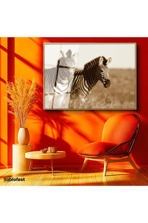 Altın Renk Metal Çerçeveli Tamperli Cam Tablo Kuru Otlar Arasında İki Zebra Zebra Tablosu Duvar Dekoru