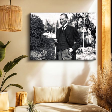 Yatay Kanvas Tablo Atatürk Bahçede Bastonlu Duruş Atatürk Tablosu Ev Ofis Duvar Dekoru