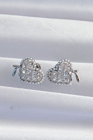 Pirinç Gümüş Renk Fiyonk Detay İncili Zirkon Taşlı Kalp Küpe - TJ-BKP9298