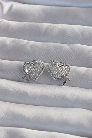 Tegan Pirinç Gümüş Renk Fiyonk Detay İncili Zirkon Taşlı Kalp Küpe TG27BKP9298