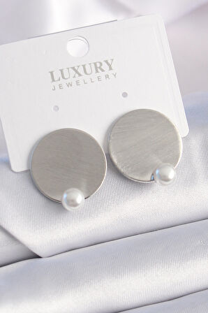 Tegan Pirinç Gümüş Renk Plaka Model İnci Detay Kadın Küpe TG27BKP9526