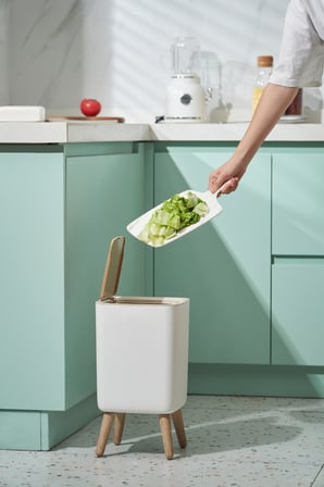 Click Kapak Beyaz 10 Lt Kare Yüksek Ayaklı İthal Çöp Kovası