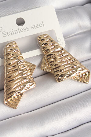 Pirinç Gold Renk İşleme Detaylı Katlanmış Kare Plaka Model Kadın Küpe - TJ-BKP10261