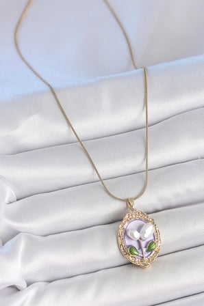 316L Çelik Gold Renk Mor İncili Çiçek İşlemeli Portre Model Kadın Kolye TJ-BKO10146