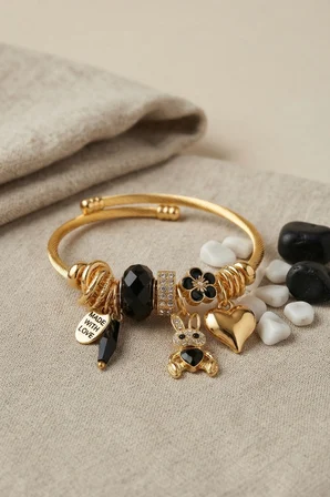 Tşan Model Gold Renk Siyah Charmlı Bileklik TJ-BB8672
