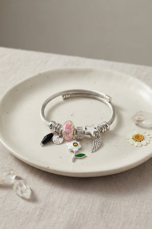 Beyaz Çiçek Charmlı Bileklik TJ-BB8811