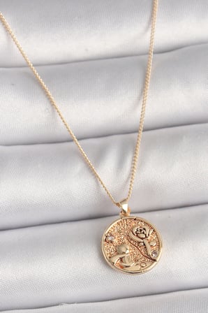 Pirinç Gold Renk Zirkon Taş Detaylı Gül İşleme Madalyon Model Kadın Kolye TJ-BKO9816