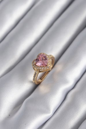 Pirinç Gold Renk Pembe Zirkon Taşlı Charm Kalp Model Kadın Yüzük TJ-BYK2951