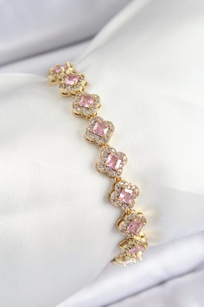 Pirinç Zirkon Taşlı Pembe Yonca Baget Model Gold Renk VIP Seri Kadın Bileklik TJ-BB7506