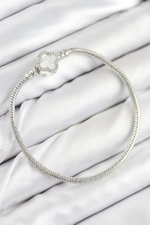 Pirinç Charm Zirkon Taşlı Yonca Model Gümüş Renk Kadın Bileklik TJ-BB7799