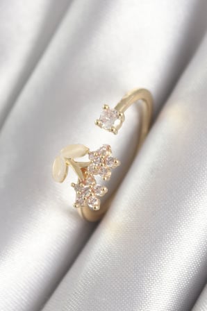 Pirinç Gold Renk Zirkon Taşlı Çiçek Model Kadın Yüzük TJ-BYK3067