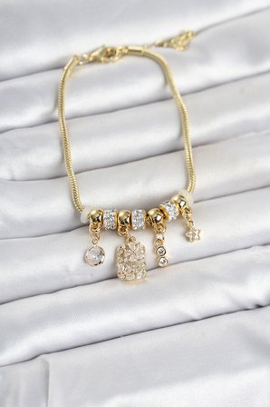 Pirinç Gold Renk Çiçek Detaylı Charmlı Kadın Bileklik TJ-BB8452