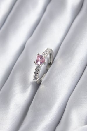 Gümüş Renk Zirkon Taşlı Pembe Kristal Kalp Model Kadın Yüzük TJ-BYK2851