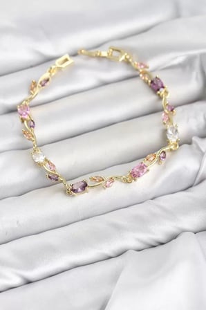 Pirinç Gold Renk Pembe ve Mor Zirkon Taşlı Çiçek Model Kadın Bileklik TJ-BB8585