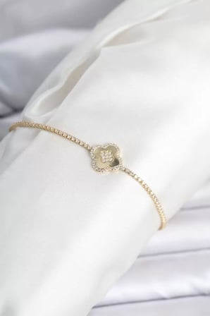 Pirinç Gold Renk Zirkon Taşlı Yonca Model Su Yolu Kadın Bileklik