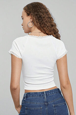 Kadın Beyaz Göğsü Ve Kolları Dantelli Fiyonklu Kısa Kol Crop Top Bluz