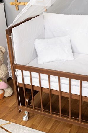 Ahşap Beşik Anne Yanı Beşik Ceviz 60x120 - Beyaz Güpür Uyku Seti + Yatak + Tekerlekli