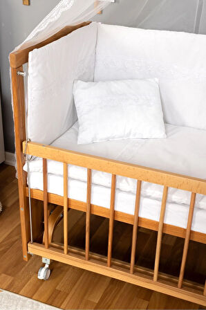 Ahşap Beşik Anne Yanı Beşik (Vernikli) 60x120 - Beyaz Güpür Uyku Seti + Yatak + Tekerlekli