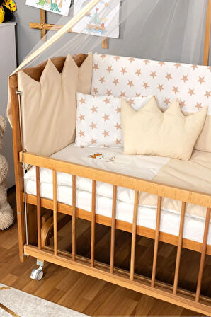 Ahşap Beşik Anne Yanı Beşik (Vernikli) 60x120 - Krem Nakış(Yazısız) Uyku Seti + Yatak + Tekerlekli
