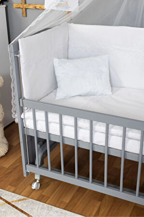 Ahşap Beşik Anne Yanı Beşik Gri 60x120 - Beyaz Güpür Uyku Seti + Yatak + Tekerlekli