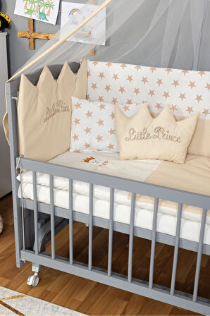 Ahşap Beşik Anne Yanı Beşik Gri 60x120 - Krem Nakış(Erkek) Uyku Seti + Yatak + Tekerlekli