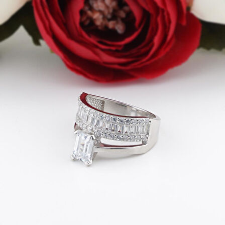 925 Ayar Gümüş Yarım Tur Baget Taşlı Tektaş Kadın Yüzük