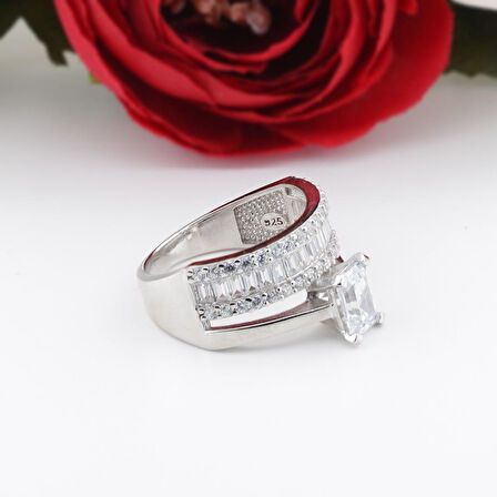 925 Ayar Gümüş Yarım Tur Baget Taşlı Tektaş Kadın Yüzük