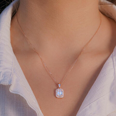 Pırlanta Tasarımlı Baget Taşlı Rose Kaplama 925 Ayar Gümüş Kadın Kolye 