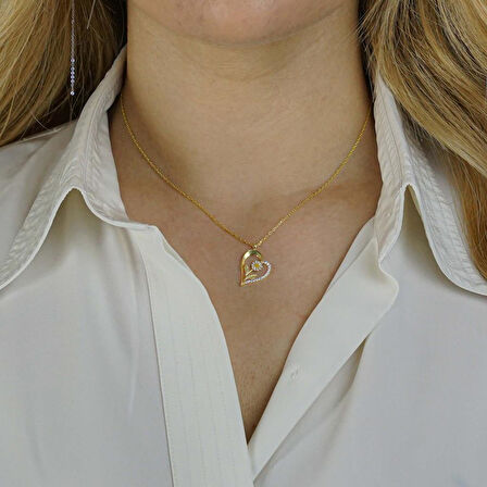 Altın Kaplamalı Kalp İçerisinde Papatya Tasarımlı 925 Ayar Gümüş Kadın Kolye