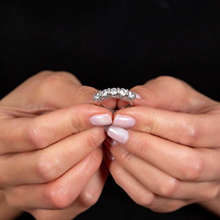 Kenarları Küçük Zirkon Taş Detaylı 925 Ayar Gümüş Kadın Beştaş Yüzük