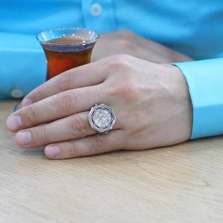 Üzerine Hüsn-i Hat "Ayetel Kürsi" Yazılı Kenarı Hançer Detaylı 925 Ayar Gümüş Erkek Yüzük