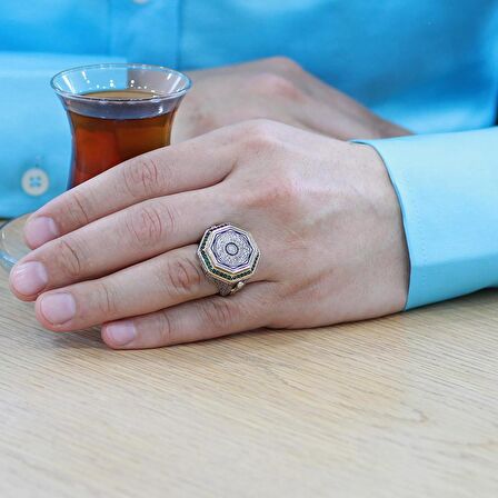 Üzerine Hüsn-i Hat "Ayetel Kürsi" Yazılı Zirkon Taş Süslemeli Hançer Detaylı 925 Ayar Gümüş Erkek Yüzük