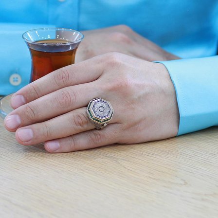 Üzerine Hüsn-i Hat "Ayetel Kürsi" Yazılı Zirkon Taş Süslemeli Hançer Detaylı 925 Ayar Gümüş Erkek Yüzük