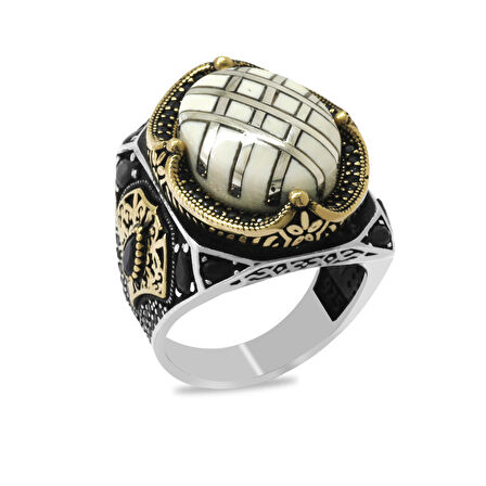 Fildişi Üzerine Gümüş Baklava Deseni İşlemeli Kenarları Mikro Zirkon Taş Mıhlamalı Oval Tasarım Koleksiyonluk 925 Ayar Gümüş Erkek Yüzük