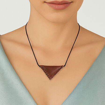 Siyah İp Zincirli Kişiye Özel İsim Yazılı Kahverengi Renk Hakiki Crazy Deriden El Yapımı Kadın Cevşen Kolye