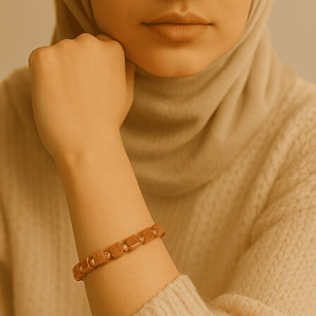 Gold Renk Metal Zincirli Dorika Süslemeli Küp Kesim Hardal Rengi Doğal Damla Kehribar Kadın Bileklik