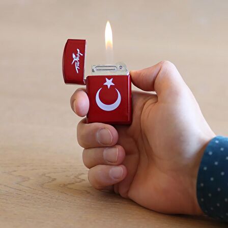 Kişiye Özel İsim Yazılı Zippo Tasarım Üzeri Ay Yıldız İşlemeli Kırmızı Beyaz Renk Taşlı Metal Çakmak