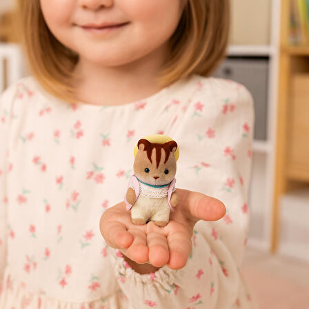 Sylvanian Families Sincap Walnut Squirrel Baby Figür Ceviz Sincabı + Şapka & Çanta Seti - 4/5 CM